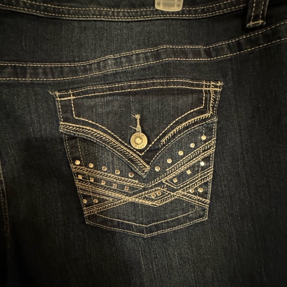 Women’s 24 S Apt 9 boot cut jeans. EUC. Cute design faux stones in buttons. - Picture 7 of 7